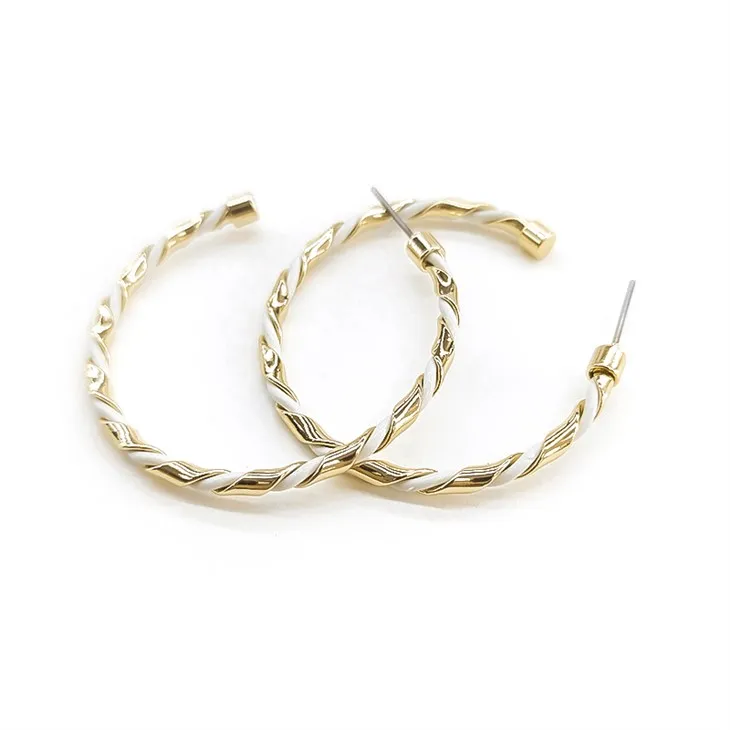 Cercel cu farmec cu textura aurie